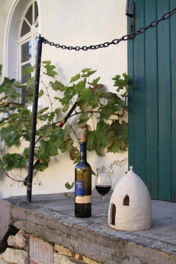 Bio-Weingut, Gaestehaus Und Kraeuterhof Flomborn Exterior photo